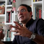 Juan Gabriel Vásquez: «Tenía que hacer algo con la vida extraordinaria de Sergio Cabrera»