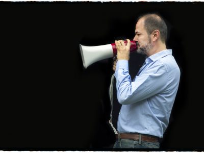 Juan Villoro: “Sobran países en el mundo, himnos, fronteras y banderas”