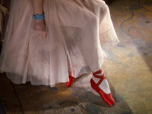 Las zapatillas rojas, o cómo adaptar un cuento clásico