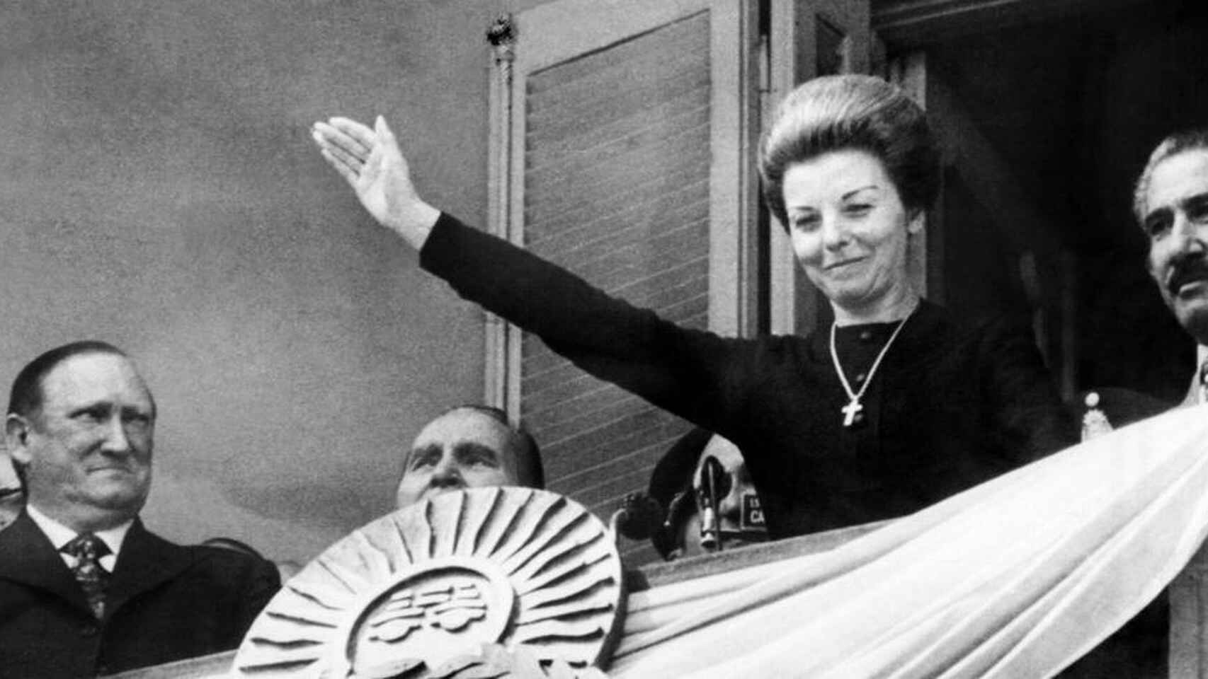 María Estela Martínez de Perón asume el poder en Argentina