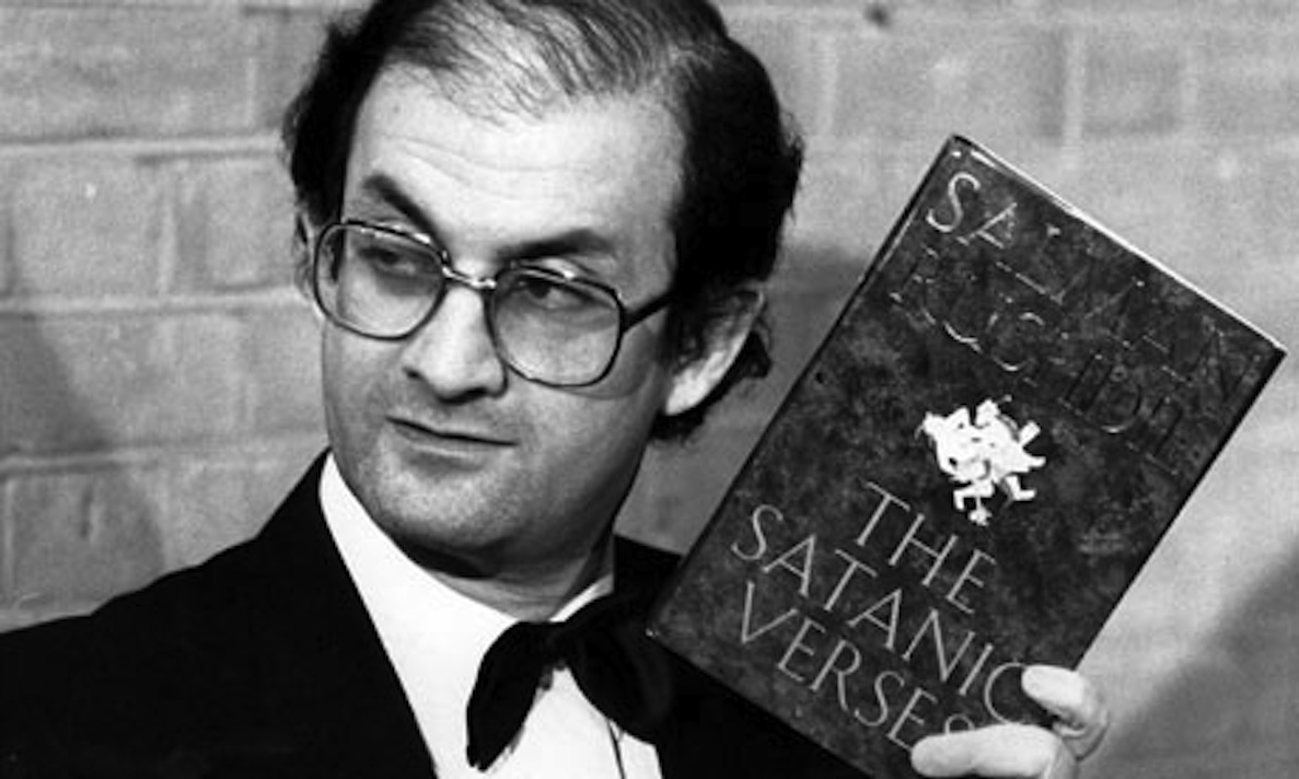 Irán rompe relaciones con Reino Unido por la publicación de los «Versos satánicos» de Salman Rushdie